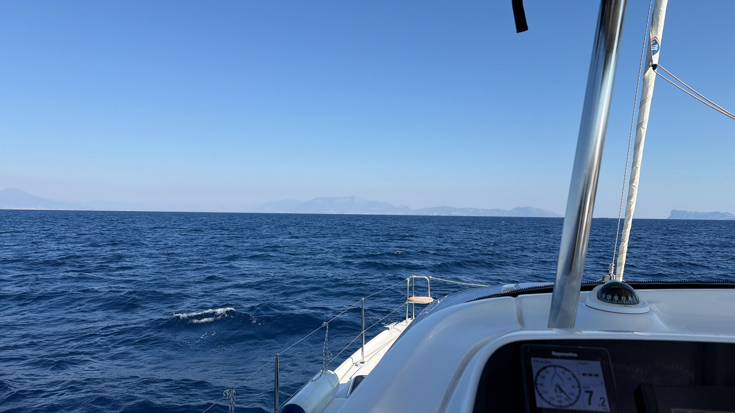 Вид с палубы катамарана на переходе по Неаполитанскому заливу
