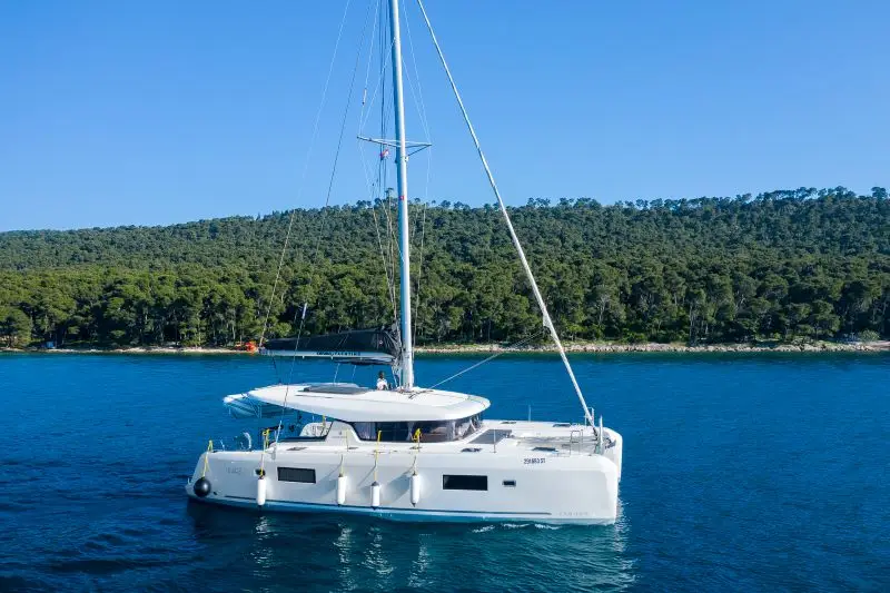 Lagoon 42 на якоре у острова