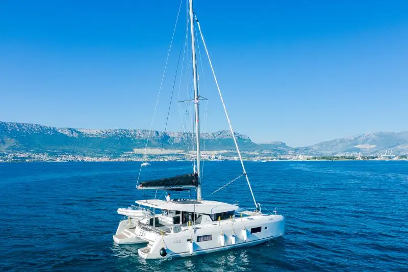 Катамаран Lagoon 42 у берега Сплита