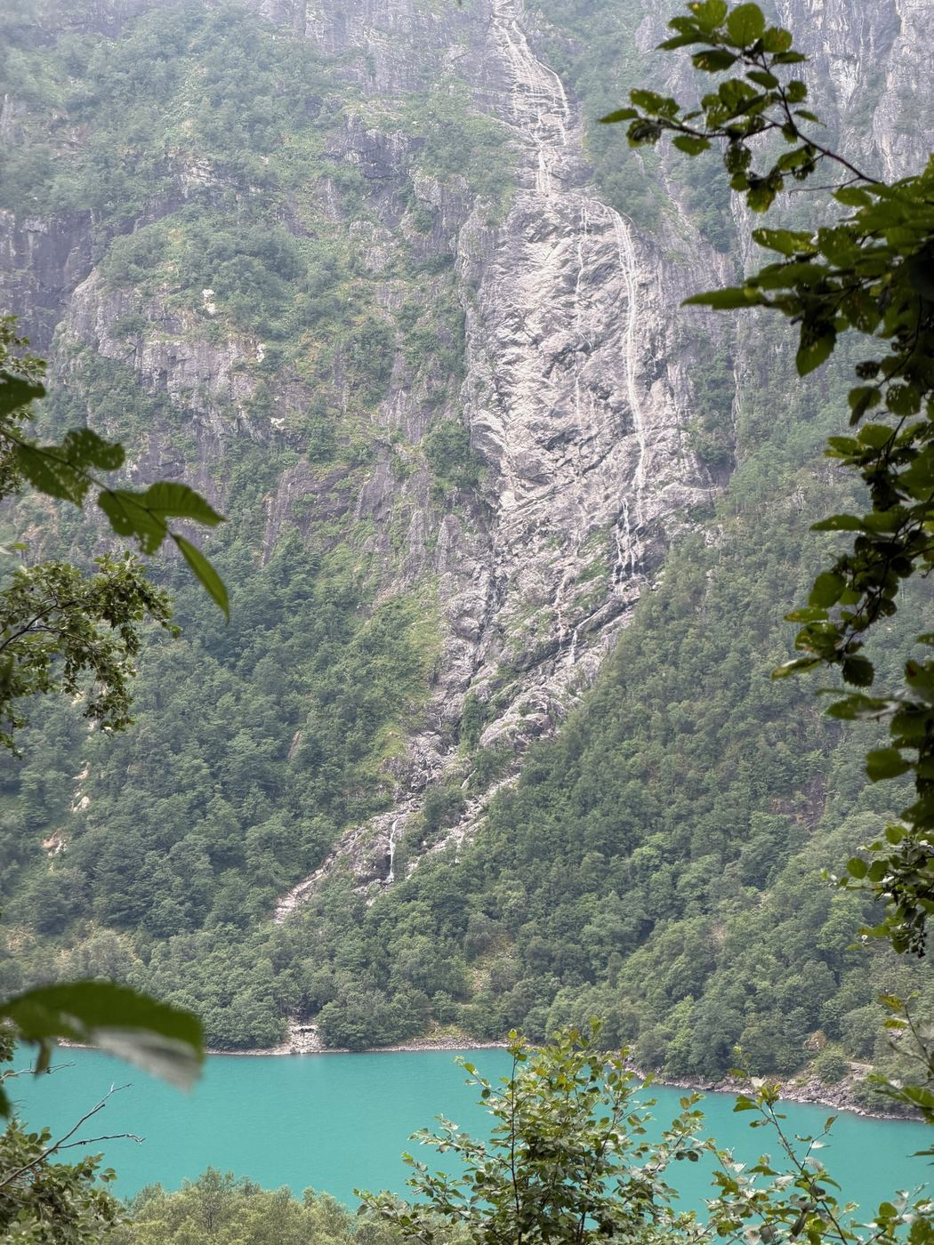 Водопады на скалах
